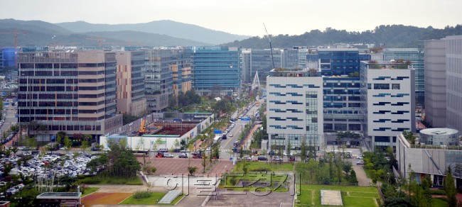 서울에 머물렀던 기업체들이 경기도로 둥지를 옮기는 추세가 이어지고 있다. 경기도 오피스빌딩 공실률은 전국 최저 수준이다. 사진은 경기도 판교 테크노밸리. [헤럴드경제DB]