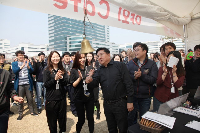 한성범 LG디스플레이 CEO 부회장(사진 정면 가운데)이 임직원 활력충전 ‘봄봄봄’ 행사에 참여해, 골든벨을 울리고 있는 모습.