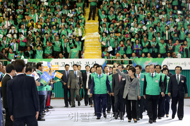 박근혜 대통령은 20일 새마을의 날(4월22일)을 앞두고 새마을지도자들을 청와대로 초청해 대화의 시간을 갖는다. 사진은 박 대통령이 지난 2013년 10월 전국새마을지도자대회에 참석한 모습. [사진=헤럴드경제DB]