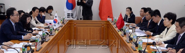 20일 오전 서울 도렴동 외교부 양자회담실에서 한국 측 수석대표인 조태열 외교부 2차관과  중국 측 수석대표인 가오옌 중국 상무부 부부장이 참석한 가운데 '제21차 한중 경제공동위'가 열리고 있다./ 안훈 기자 rosedale@heraldcorp.com 2016.04.20
20일 오전 서울 도렴동 외교부 양자회담실에서 한국 측 수석대표인 조태열 외교부 2차관과  중국 측 수석대표인 가오옌 중국 상무부 부부장이 참석한 가운데 '제21차 한중 경제공동위'가 열리고 있다./ 안훈 기자 rosedale@heraldcorp.com 2016.04.20