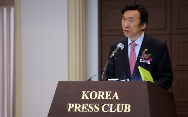 20일 오후 서울 중구 프레스센타에서 열린 송강포럼에 초청된 윤병세 외교부 장관이 '한국외교의 환경변화와 새로운 외교패러다임'이라는 주제로 강연을 하고 있다./ 안훈 기자 rosedale@heraldcorp.com 2016.04.20