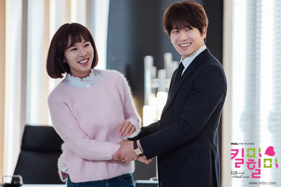 Hwang Jung-eum (left) and Ji Sung star in the MBC TV drama series “Kill Me, Heal Me” (MBC)