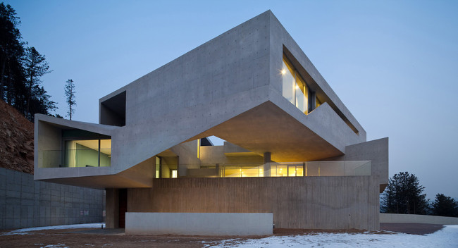 Couple Jang Dong-gun and Ko So-young’s Sincheon-ri House in Gapyeong, Gyeonggi Province. (IDMM Architects)