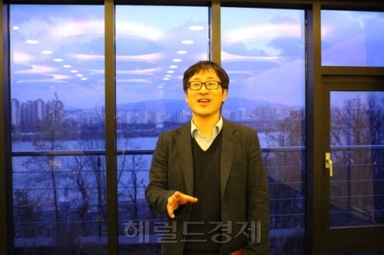 비영리 시민단체의 회계 평가 업무를 수년째 해 온 주진환 공인회계사는 시민단체의 주먹구구식 회계를개선할 시대가 됐다고 말했다.
