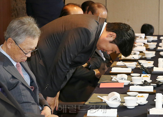 새누리당 원유철 대표권한대행가 21일 서울 영등포구 여의도 LG트윈스 빌딩의 한 중식당에서 상임고문단과의 오찬에서 20대 총선패배와 관련한 인사말에 앞서 허리를 90도 숙인 채 인사 하고 있다.  박해묵 기자/mook@heraldcorp.com