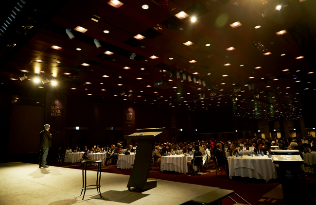 Doctor, author and alternative medicine motivational speaker Deepak Chopra speaks at his “Super Soul Relay” lecture, held at the Sheraton Grande Walkerhill in Gwangjin-gu, Seoul, Wednesday. (Ritamville)
