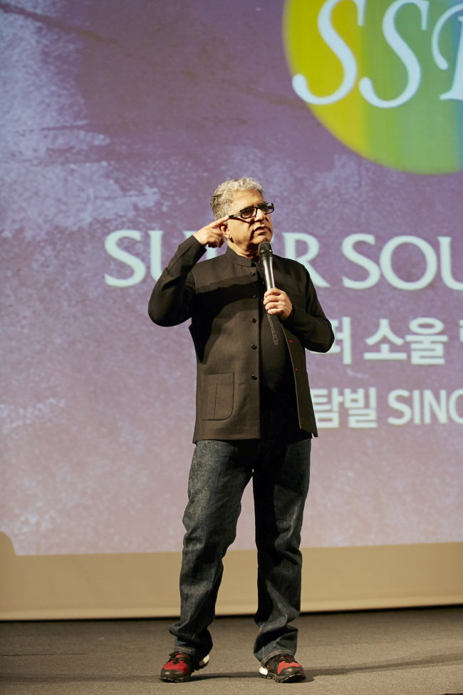 Doctor, author and alternative medicine motivational speaker Deepak Chopra speaks at his “Super Soul Relay” lecture, held at the Sheraton Grande Walkerhill in Gwangjin-gu, Seoul, Wednesday. (Ritamville)