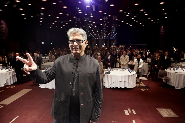 Doctor, author and alternative medicine motivational speaker Deepak Chopra poses during his “Super Soul Relay” lecture, held at the Sheraton Grande Walkerhill in Gwangjin-gu, Seoul, Wednesday. (Ritamville)