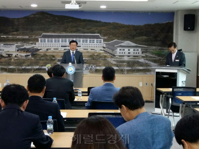 김동구 경북도교육청 기획조정관이 21일 본관 4층 기자실에서 출입기자들을 대상으로 정책설명회를 열고 있다.[사진=김병진 기자]