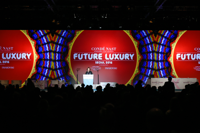 Vogue editor Suzy Menkes, host of the Conde Nast International Luxury Conference, delivers a welcome speech at Hotel Shilla in Seoul on Wednesday. (Conde Nast International Conference)