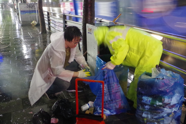 21일 새벽 4시, 성동구 환경미화원 박영진(54) 씨를 따라 기자가 직접 거리 청소에 나섰다. 환경미화원에겐 지구의 날은 특별한 날이 아니었다. 매일매일 쓰레기와의 전쟁을 벌이는 이에겐 굳이 그 날을 기억할 필요가 없다.