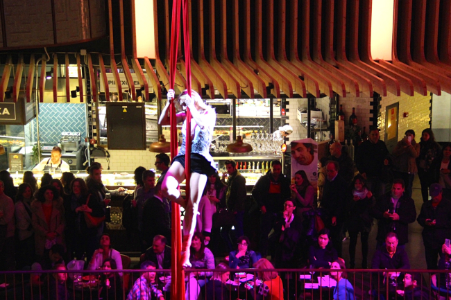 An acrobatics performance held at dinner-theater themed Platea in Madrid, Spain. (Julie Jackson/The Korea Herald)