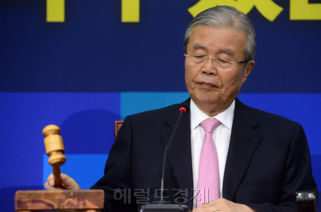 김종인 더불어민주당 비대위 대표가 22일 오전 서울 여의도 국회에서 열린 비상대책위원회의에서 의사봉을 두드리고 있다. 박해묵 기자/mook@heraldcorp.com