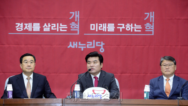*원유철 대표최고위원 권한대행(가운데)이 22일 오전 서울 여의도 국회에서 열린 원내대책회의에서 모두발언을 하고 있다. 박해묵 기자/mook@heraldcorp.com