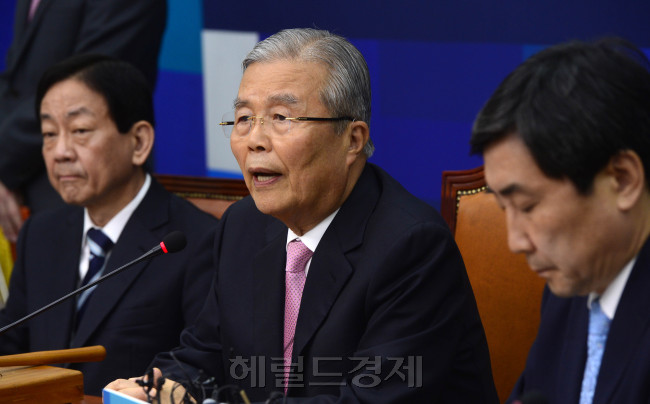 *김종인 더불어민주당 비대위 대표(가운데)가 22일 오전 서울 여의도 국회에서 열린 비상대책위원회의에서 모두발언을 하고 있다. 박해묵 기자/mook@heraldcorp.com