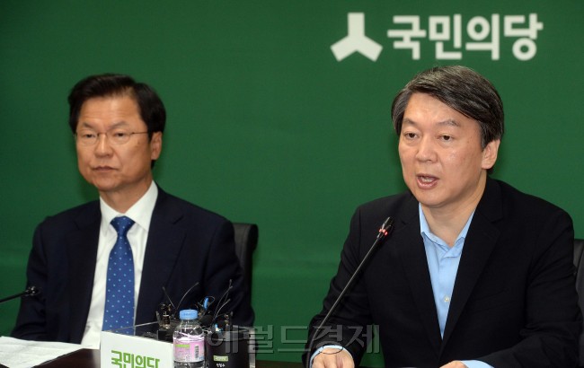 *안철수 국민의당 상임공동대표(오른쪽)가 22일 오전 서울 마포 당사에서 열린 최고위원회의에서 모두발언을 하고 있다. 안훈 기자/rosedale@heraldcorp.com