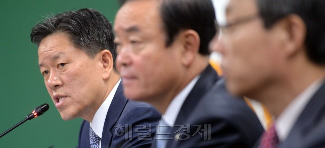 이종걸 더불어민주당 원내대표가 22일 오전 서울 여의도 국회에서 열린 비상대책위원회의에서 모두발언을 하고 있다. 박해묵 기자/mook@heraldcorp.com