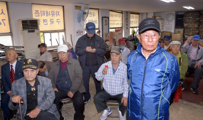 22일 오전 종로구 어버이연합 사무실에서 열린 기자회견에 어버이연합 소속 회원들이 모여 추선희 사무총장의 전경련 뒷돈 관련 희혹 해명에 대해 듣고 있다. 정희조 기자/checho@heraldcorp.com
22일 오전 종로구 어버이연합 사무실에서 열린 기자회견에 어버이연합 소속 회원들이 모여 추선희 사무총장의 전경련 뒷돈 관련 희혹 해명에 대해 듣고 있다. 정희조 기자/checho@heraldcorp.com
