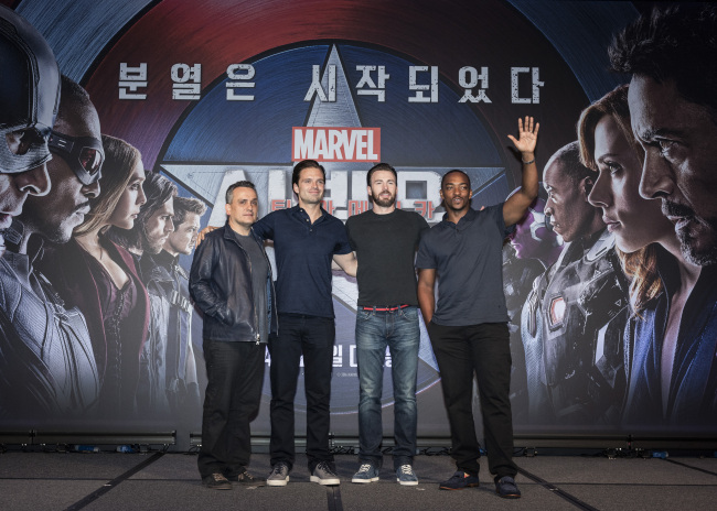 ‘캡틴 아메리카:시빌 워’ 조 루소 감독과 배우 크리스 에반스, 세바스찬 스탠, 안소니 마키가 22일 싱가폴 마리나베이샌즈 컨벤션센터에서 열린 한국 기자회견에서 취재진의 질문에 답하고 있다. [사진=월트디즈니코리아 제공]