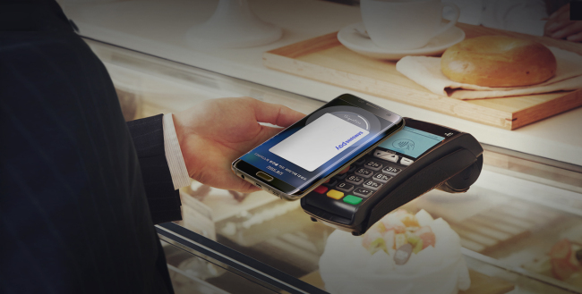 A Galaxy S7 Edge user uses mobile payment solution Samsung Pay. (Samsung Electronics)