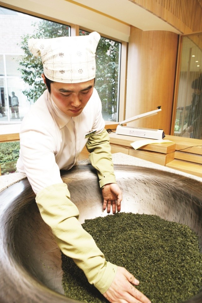 A worker roasts tea leaves at tea franchise O’sulloc's tea museum. (AmorePacific)