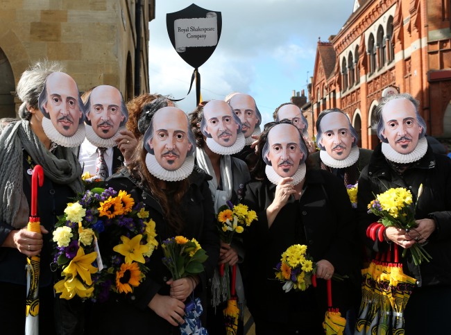 People wear masks of William Shakespeare during the "Mask Moment" of the celebration marking the 400th anniversary of William Shakespeare's death in Stratford-upon-Avon, England, Saturday. (Xinhua-Yonhap)
