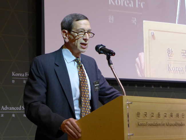 Robert Einhorn, senior fellow at the Brookings Institution and former special adviser to the Secretary of State for nonproliferation and arms control under the Barack Obama administration, stressed that the world must come together to pressure Pyongyang through national and international sanctions at a seminar titled “Options for dealing with North Korea” organized by the Korea Foundation for Advanced Studies on April 15. (Joel Lee/The Korea Herald)