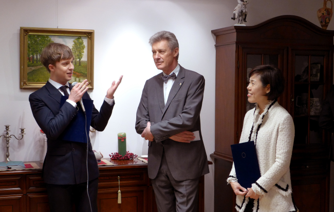 European Union Ambassador Gerhard Sabathil (center) listens to Julian Quintart (left), disc jockey and television celebrity on JTBC's "Non Summit," beside Ha Ji-won, president of the Green Education Institutions and director of the National Assembly Forum on Climate Change, at a reception in Seoul on Friday. Quintart and Ha received awards for their contributions as goodwill ambassadors for climate change. (Joel Lee/The Korea Herald)