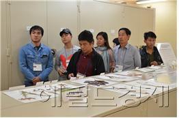 지난해 인천에 있는 국립생물자원관을 찾아 견학하고 있는 생물자원 공동연구 협력 국가 공무원들[사진=국립생물자원관]