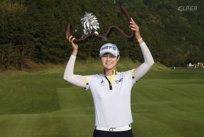 3전 3승, 승률 100%. ‘장타여왕’ 박성현이 2016 시즌 한국여자프로골프(KLPGA) 투어에서 무결점 플레이와 탁월한 위기관리 능력으로 벌써 시즌 3승을 기록하며 독주 행진을 펼치고 있다. 사진은 24일 끝난 KLPGA 투어 넥센·세인트나인 마스터즈에서 우승한 뒤 트로피를 들고 포즈를 취하고 있다.. [사진제공=KLPGA]