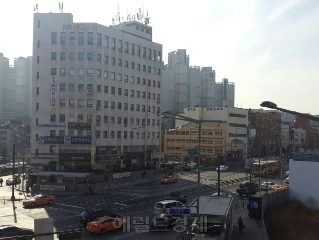 한때 서울 평균에도 못 미치던 마포구의 아파트 가격이 지난 10년 사이 크게 올랐다. 뉴타운구역으로 설정된 아현동을 비롯해 구 곳곳에서 새 아파트가 들어선 결과다. 사진은 아현고가가 철거된 아현역 일대. [사진=헤럴드경제DB]