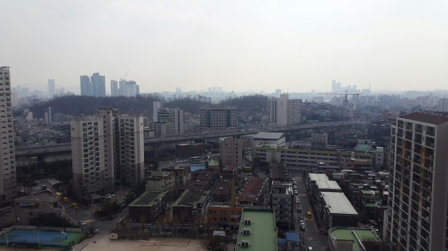 한때 서울 평균에도 못 미치던 마포구의 아파트 가격이 지난 10년 사이 크게 올랐다 사진은 가좌역 부근에서 바라본 마포구 성산동 일대.