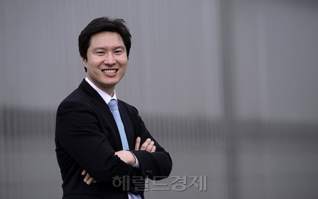 사진설명=김해영 더민주 당선자(부산 연제구)가 국회 사랑재 인근 공원에서 활짝 웃고 있다. 박해묵 기자/mook@heraldcorp.com