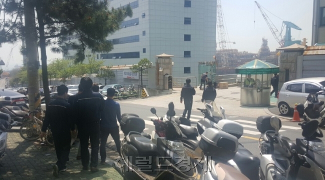한계에 봉착한 조선업에 대한 정부와 채권단의 구조조정이 초읽기에 들어갔다. 국내 최고 부자도시 거제와 울산에는 구조조정의 검은 그림자가 짙게 드리우고 있다.  울산ㆍ거제=윤정희 기자/cgnhee@