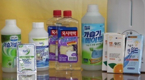 2011년 당시 시중에 유통되던 가습기 살균제들.     [출처=환경보건시민센터]