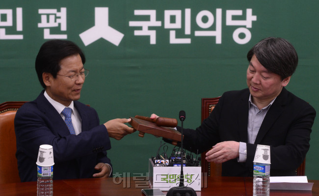 국민의당이 당대표를 선출하는 전당대회를 오는 12월로 연기하기로 했다. 이에 따라 연말까지 ‘안철수-천정배’ 투톱 체제가 유지될 것으로 보인다.
국민의당 최고위원과 3선 이상의 중진 의원들은 25일 국회에서 연석회의를 갖고 전당대회를 정기국회가 끝나는 12월로 연기하기로 의견을 모았다. 주승용 국민의당 원내대표는 연석회의 후 기자들과 만나 “기본체제를 튼튼히 갖춰 나가는게 중요하다는데 의견을 모으고 전당대회는 정기국회 이후로 하는 것으로 뜻을 모았다”고 했다. 그러면서 “정당 하부구조가 아주 부실하기 때문에 하부구조를 튼튼히 하는 게 중요하다”고 했다.
또 “지역위원장도 모집해서 문호를 개방해서 그 분들이 들어올 길을 터줘야 한다. 2년 뒤 지방선거도 있는데 인재 모집에 전념해야할 때”라면서 “전당대회 준비하기엔 기간당원도 없다. 6개월 이상 당비 납부한 기간당원이 당대표를 뽑게 돼 있기에 물리적으로 불가능하다“고 했다. 이어 “내일(26일) 워크숍에서 초선의원들 의견을 듣고 결론을 내기로 했다”고 했다.
전당대회를 연기하기 위해선, 당헌ㆍ당규를 개정해야 한다. 국민의당 당헌ㆍ당규에서는 전당대회를 창당 후 6개월 안에 하도록 돼 있다. 주 원내대표는 “(연석회의에서) 전대 연기에 대한 우려의 목소리가 있었다”며 “당헌상 8월2일까지 하기로 돼 있는데, 이를 안 지킴으로써 오해소지가 있는 것에 대해 정확히 국민들께 제시해야 한다는 걱정이 있었다”고 했다.
전당대회를 연기하기로 연석회의에서 뜻을 모으면서, 안철수 대표가 전면에 나서는 현재 상황은 올해말까지 이어지게 된다. 이에 따라 안 대표의 대선행보에는 파란불이 켜졌다.
국민의당은 이날 연석회의에서 원내대표 문제를 논의하기로 예정돼 있었지만, 이와 관련한 논의는 하지 못했다. 국민의당은 26, 27일 당선자 워크샵을 가지고 박지원 원내대표 추대문제 등을 논의할 예정이다.
한편 국민의당 내부에선 박지원 주승용 박주선 등 호남지역 의원들을 중심으로 야권의 집권을 위한 연립정부론이 불거지고 있어 향후 추이가 주목된다.
박병국 기자/cook@heraldcorp.com
