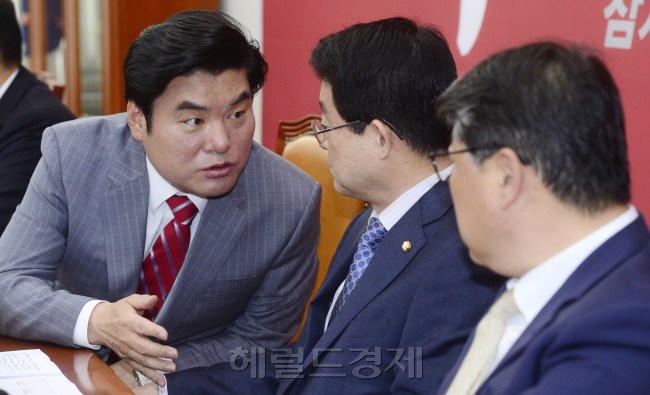 원유철 새누리당 대표 권한대행(왼쪽)이 25일 오전 서울 여의도 국회에서 열린 상임위원장-간사당 연석회의에서 정희수 기획재정위 위원장(가운데)과 이야기를 나누고 있다.
박해묵 기자/mook@heraldorp.com