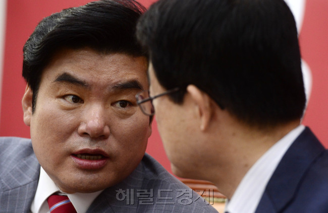 원유철 새누리당 대표권한 대행이 25일 오전 서울 여의도 국회에서 열린 상임위원장-간사당 연석회의에서 정희수 기획재정위 위원장과 이야기를 나누고 있다. 박해묵 기자/mook@heraldorp.com