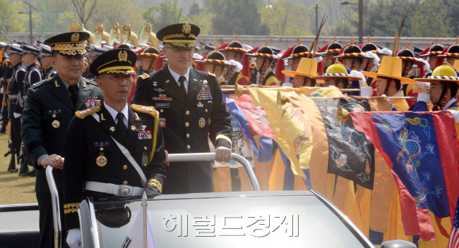 이순진 합참의장과 커티스 스캐퍼로티 한미연합사령관이 25일 오전 서울 용산 합동참모본부 대연병장에서 열린 한미연합사령관 환송 의장행사에 참석하고 있다. 사진=안훈 기자/rosedale@heraldcorp.com