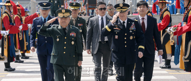 이순진 합참의장과 커티스 스캐퍼로티 한미연합사령관이 25일 오전 서울 용산 합동참모본부 대연병장에서 열린 한미연합사령관 환송 의장행사에 참석하고 있다. 사진=안훈 기자/rosedale@heraldcorp.com