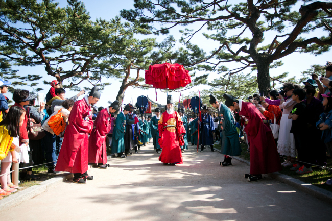 Actors reenact King Yeongjo’s daily routine at the 2015 Royal Culture Festival. (Cultural Heritage Administration)