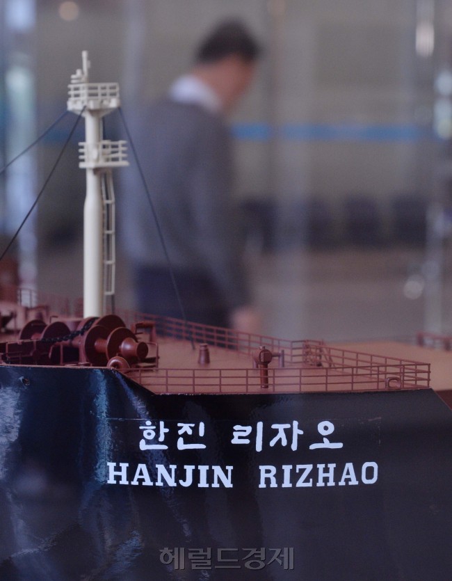 국내 양대 해운사 중 한 곳인 한진해운이 이사회를 열어 재무구조 개선과 경영 정상화를 위해 25일 자율협약을 신청하기로 밝힌 가운데 25일 오전 서울 여의도 한진해운 본사 내 보유 선박의 모형 앞을 이 회사 직원이 지나가고 있다. 이상섭 기자/babtong@heraldcorp.com