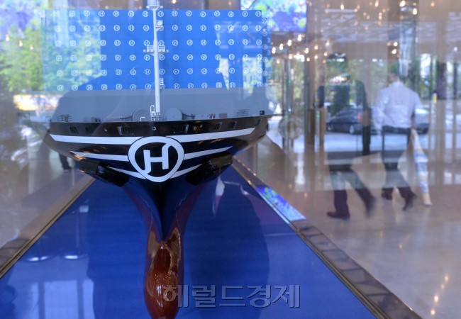 국내 양대 해운사 중 한 곳인 한진해운이 이사회를 열어 재무구조 개선과 경영 정상화를 위해 25일 자율협약을 신청하기로 밝힌 가운데 25일 오전 서울 여의도 한진해운 본사 내 보유 선박의 모형 앞을 이 회사 직원이 지나가고 있다. 이상섭 기자/babtong@heraldcorp.com
