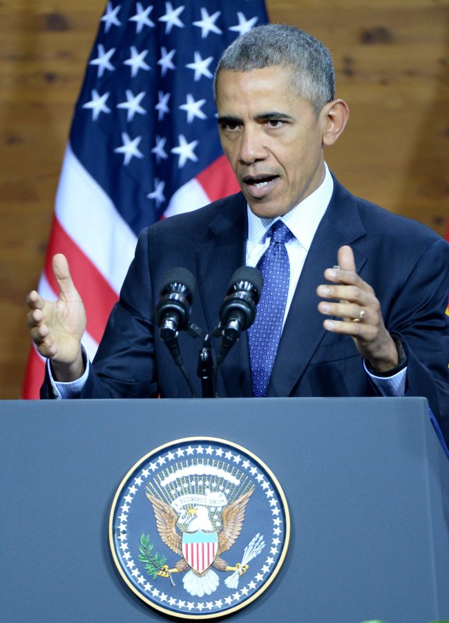 U.S. President Barack Obama gives a speech at the Hannover Messe industrial technology trade fair in Hanover, Germany, Sunday. The USA is this year's partner country at the trade fair. (AP-Yonhap)