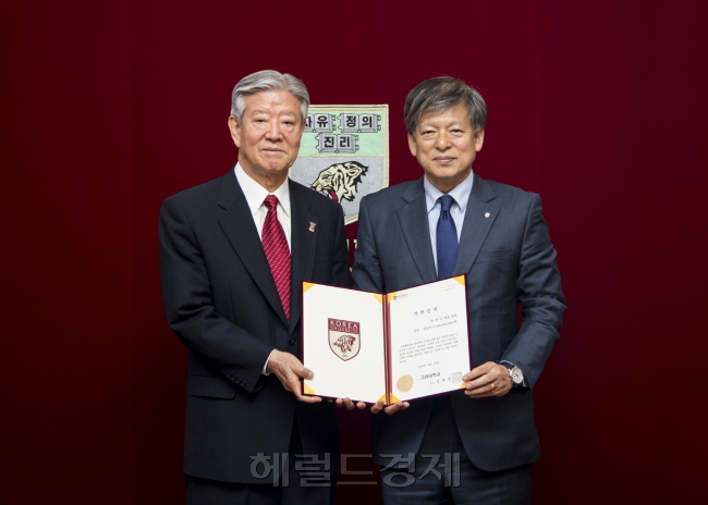 허천구 ㈜코삭 회장(좌)과 염재호 고려대 총장(우)이 기부식에서 기념촬영을 하고 있다