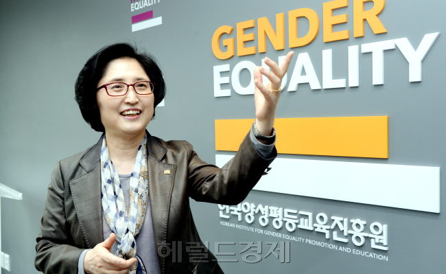 민무숙 양성평등진흥원 원장이 “양평원을 양성평등교육의 허브기관으로 만들고, 교육 콘텐츠 업그레이드와 현장에 맞는 전문강사 배출에 힘을 쓰겠다”고 말하고 있다. 박현구 기자/phko@heraldcorp.com
