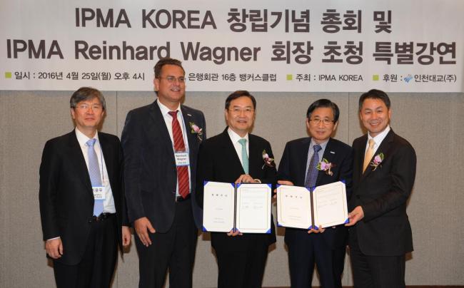 IPMA 한국협회는 지난 25일 창립 총회를 개최하고 서울대, 고려대, 북한대학원ㆍ대학교와 한국의 PM발전을 위한 업무 협약을 체결했다. 사진 왼쪽부터 이윤우 서울대 공학전문대학원 학과장, 라인하르트 와그너 IPMA 회장, 이건우 서울대 공과대학 학장, 조원동 IPMA 합국협회 회장, 김수홍 인천대교(주) 대표이사.