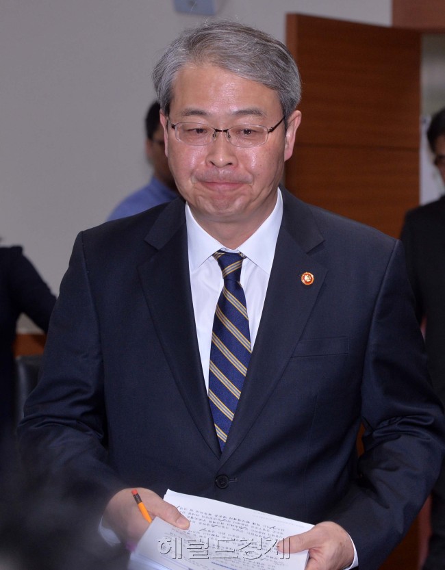 임종룡 금융위원장이 26일 오전 서울 중구 금융위원회 대회의실에서 열린 ‘제3차 경쟁력 강화 및 구조조정 협의체’ 회의에 참석하기 위해 회의실로 들어오고 있다. 이상섭 기자/babtong@heraldcorp.com