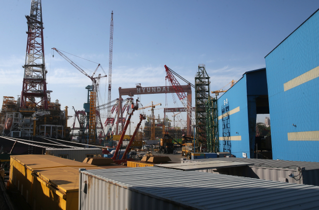 수주 가뭄 등으로 조선업계가 감원 등 대대적인 구조조정 위기를 맞은 가운데 25일 울산 동구 현대중공업에서 대형 크레인들이 가동되고 있다.