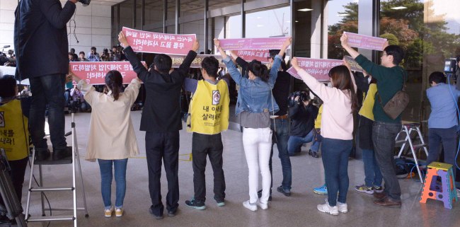 가습기 살균제 사망 사건을 수사 중인 검찰의 소환으로 문제의 제품이 출시될 당시 옥시레킷벤키저의 대표이사를 지낸 신현우 씨가 26일 서울중앙지검에 소환 출두했다. <br />살균제 제조업체의 최고 의사결정권자였던 인물이 검찰에 출석하는 것은 2011년 사태가 불거진 후 처음이다. <br />신 전 대표와 함께 당시 제품 개발에 관여한 옥시 연구소 전 소장 김 모 씨와 전 선임연구원 최 모 씨 등도 함께 검찰에 출석했다.<br />이들은 심각한 결함이 있는 가습기 살균제를 제조해 고객이 숨지거나 다치도록 한, 법률 용어로 업무상 과실치사 및 과실치상 등의 혐의를 받고 있는 피의자 신분이다.<br />검찰은 이들을 상대로 문제의 가습기 살균제를 만들게 된 경위와 제품의 원료로 쓰인 성분이 인체에 유해한 것을 미리 알고 있었는지 등을 조사할 예정이다. <br />사진은 소환현장에 나와 있던 피해자유가족들이 울분을 못이겨 울음을 터트리고 있다.<br />정희조 기자/checho@heraldcorp.com  160426
가습기 살균제 사망 사건을 수사 중인 검찰의 소환으로 문제의 제품이 출시될 당시 옥시레킷벤키저의 대표이사를 지낸 신현우 씨가 26일 서울중앙지검에 소환 출두했다.
살균제 제조업체의 최고 의사결정권자였던 인물이 검찰에 출석하는 것은 2011년 사태가 불거진 후 처음이다.
신 전 대표와 함께 당시 제품 개발에 관여한 옥시 연구소 전 소장 김 모 씨와 전 선임연구원 최 모 씨 등도 함께 검찰에 출석했다.
이들은 심각한 결함이 있는 가습기 살균제를 제조해 고객이 숨지거나 다치도록 한, 법률 용어로 업무상 과실치사 및 과실치상 등의 혐의를 받고 있는 피의자 신분이다.
검찰은 이들을 상대로 문제의 가습기 살균제를 만들게 된 경위와 제품의 원료로 쓰인 성분이 인체에 유해한 것을 미리 알고 있었는지 등을 조사할 예정이다.
사진은 소환현장에 나와 있던 피해자유가족들이 울분을 못이겨 울음을 터트리고 있다.
정희조 기자/checho@heraldcorp.com  160426
